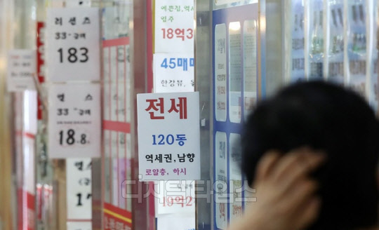 한 시민이 23일부터 토지거래허가제로 묶이는 송파구 일대의 한 부동산공인중개업소에 걸린 아파트 급매물 시세를 살펴보고 있다.  연합뉴스